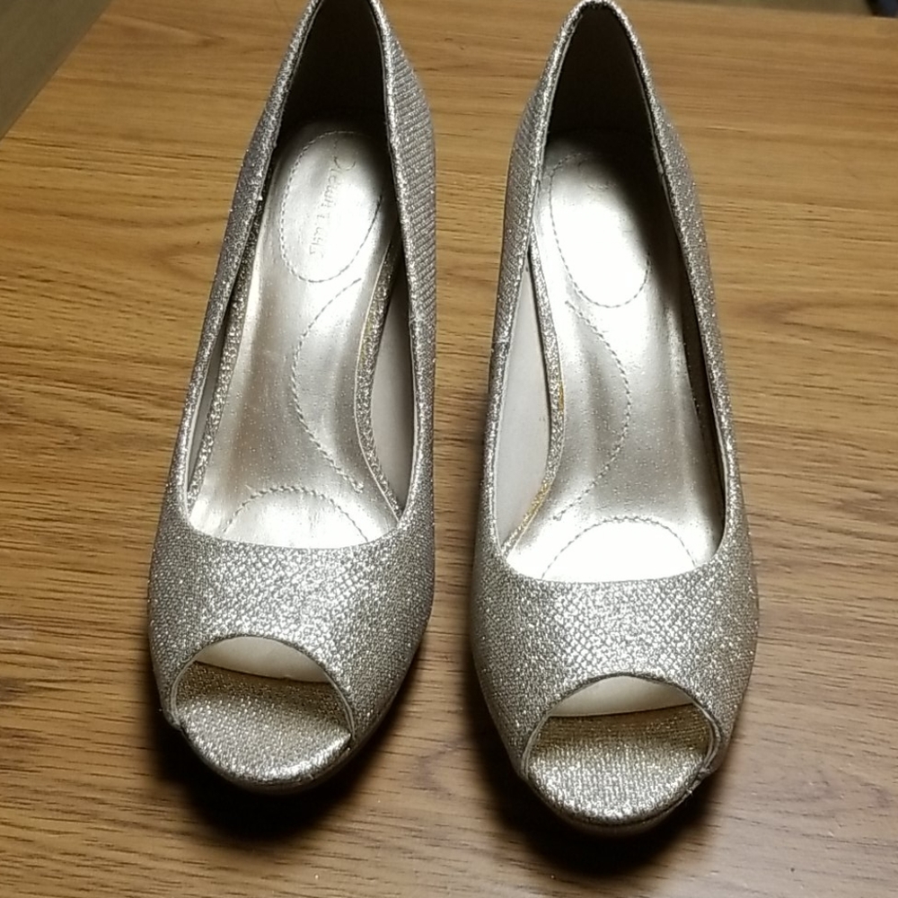 Gold pumps